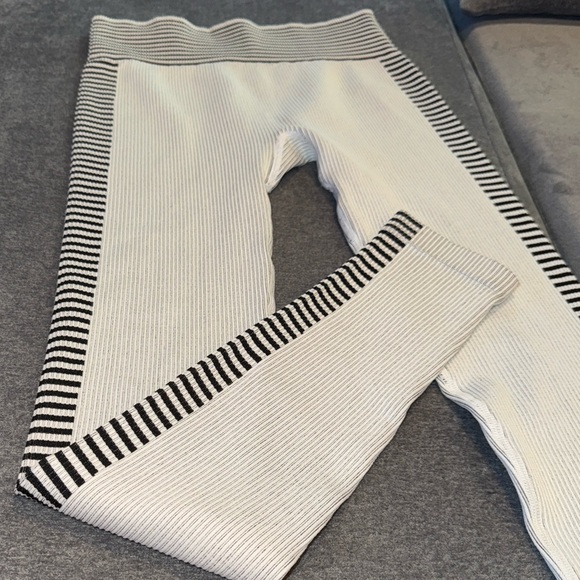 Forever 21- SEAMLESS RIBBED KNIT LEGGINGS-WHITE & BLACK STRIPE SIZE S/M - Picture 8 of 8